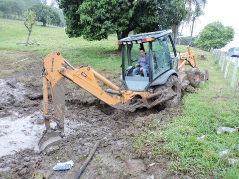 reuniao-define-obra-de-drenagem-da-rua-roberto-zumblick-1 Ontem, com o objetivo de melhorar o escoamento das chuvas no bairro São Martinho iniciaram as obras de drenagem - Foto:Christian Ayala/Prefeitura de Tubarão/Divulgação/Notisul