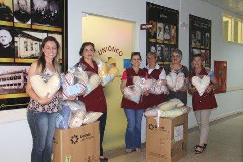 setor-de-oncologia-recebe-doacao-1 As voluntárias fizeram a doação de 49 almofadas que beneficiarão as pacientes com câncer de mama - Foto:HNSC/Divulgação/Notisul