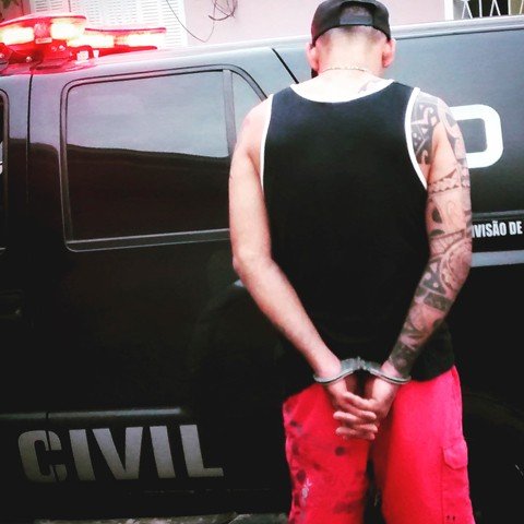 traficante-e-preso-em-oficinas-1 Diante um mandado expedido pelo judiciário os policias da DIC prenderam em flagrante um traficante na região - Foto:Divisão de Investigação Criminal de Tubarão/Divulgação/Notisul