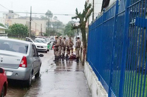 trio-e-capturado-apos-roubo-em-mercado-1 Eles foram abordados em uma rua do bairro Morrotes e o dinheiro foi recuperado. - Foto: Júnior Marcos/Divulgação/Notisul.