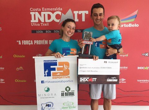 tubaronense-e-podio-nos-100-km-1 Felipe, com a família, após receber a premiação de vice colocado - Foto:Divulgação/Notisul