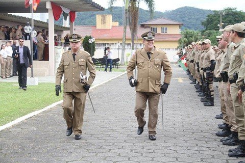 8a-rpm-tem-novo-comando-1 Durante a solenidade, o coronel Adenício João Marques (E) passou o comando ao tenente-coronel Cosme Manique Barreto - Foto:PM de Tubarão/Divulgação/Notisul