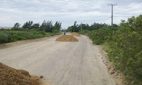 Enquanto a via não fica pronta, as equipes da SDR, em Laguna, realizam a manutenção do local. - Foto: Divulgação/Notisul.