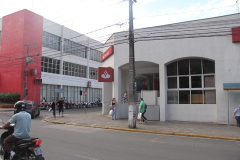 agencia-e-arrombada-na-madrugada-1 A agência arrombada fica localizada nas ruas centrais, próxima a outros bancos - Foto:Silvana Lucas/Notisul