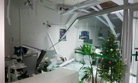 agencia-e-parcialmente-destruida-1 O caixa eletrônico, alguns móveis e divisórias de vidros ficaram destruídos com a força da explosão - Foto:Polícia Militar de Tubarão/Divulgação/Notisul