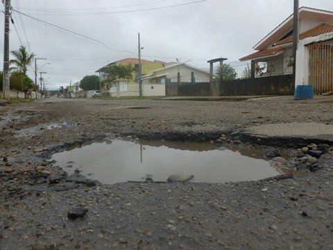 apos-um-mes-nada-foi-feito-1 Muitas ruas e avenidas em Capivari de Baixo permanecem intransitáveis - Amurel Infoco/Divulgação/Notisul