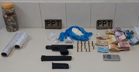 arma-drogas-e-mais-de-r-7-mil-sao-apreendidos-1 Com o casal, os policiais encontraram uma pistola, muitas munições, drogas e mais de R$ 7 mil - PM de Tubarão/Divulgação/Notisul