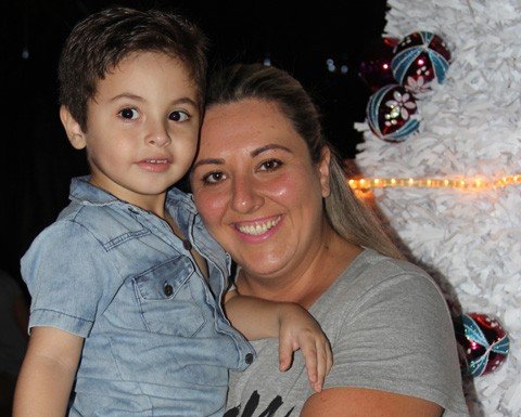 Maiara e Tales admiraram o desfile de Natal