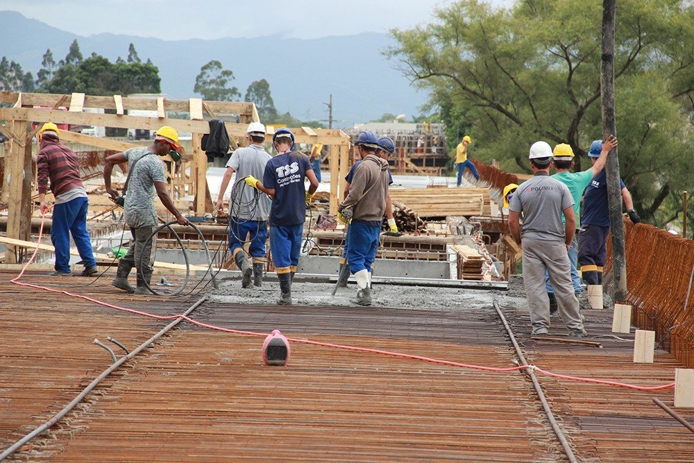com-a-proximidade-do-verao-trabalhos-sao-intensificados-1 A ponte tem quatro dos nove vãos projetados com vigas instaladas - Muriel Albonico/Dnit-SC/Divulgação/Notisul