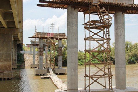 construcao-e-concluida-1 As equipes da obra finalizaram a construção dos seis pilares no leito do rio. - Foto: Muriel Albonico/Dnit-SC/Divulgação/Notisul.