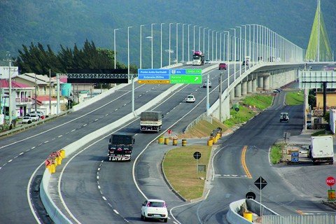 cuidados-devem-ser-redobrados-na-br-101-1 Um dos principais roteiros turísticos catarinenses, a cidade de Laguna, tem nova configuração da sinalização rodoviária para acesso pelo viaduto - Foto:Muriel Albonico/Dnit-SC/Divulgação/Notisul