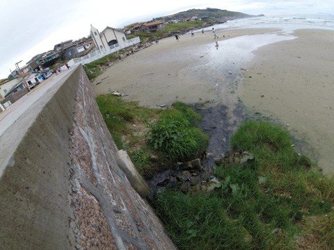 Prainha do Farol continua com esgoto indo direto à área dos banhistas  - Foto:Divulgação/Notisul
