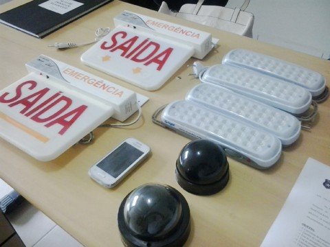 equipamentos-de-escola-sao-recuperados-1 Com a dupla de adolescentes foram encontrados vários equipamentos furtados de uma escola estadual do município. - Foto: Polícia Civil de Grão-Pará/Divulgação/Notisul.