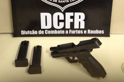 equipamentos-sao-retirados-de-circulacao-1 A pistola estava com um rapaz de 19 anos que deverá ser investigado em envolvimento em assaltos - Foto:DCFR de Tubarão/Divulgação/Notisul