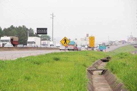 Durante parte do dia, houve congestionamento no sentido sul, na BR-101. - Foto: Silvana Lucas/Notisul.