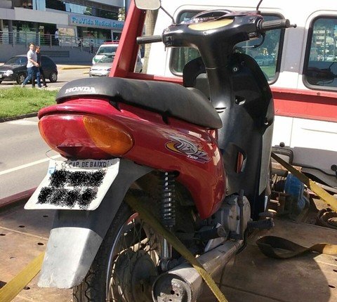furtos-aumentaram-47-1 A motocicleta foi resgatada ontem após uma denúncia de que um jovem de 16 anos havia comprado o veículo furtado por R$ 300,00. O caso será investigado - Foto:PM de Tubarão/Divulgação/Notisul
