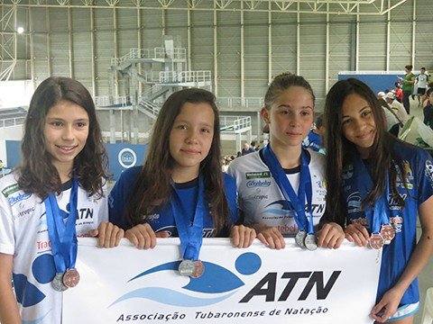 grupo-infantil-conquista-nove-medalhas-1 As tubaronenses comemoram o êxito da última disputa do ano