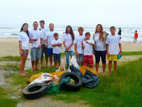 grupo-realiza-limpeza-de-praia-na-regiao-1 Ao todo, 21 pessoas auxiliaram na limpeza de forma voluntária. - Foto: Arquivo do grupo/Divulgação/Notisul.