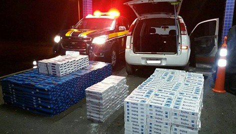 homem-e-preso-com-17-mil-pacotes-de-cigarros-1 No veículo foram encontrados 1.713 pacotes de cigarros de origem estrangeira, contrabandeados - PRF/Divulgação/Notisul