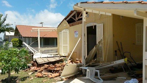 idoso-e-atingido-por-partes-de-telhado-1 Durante uma reforma na residência, parte da estrutura veio abaixo e atingiu um dos proprietários que precisou de cuidados médicos. - Foto: BV de Jaguaruna/Divulgação/Notisul.