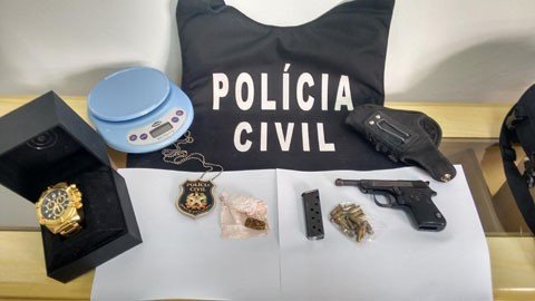 jovem-resiste-as-ordens-policiais-1 Dentro do imóvel foram encontrados pistola, munições, balança de precisão, um relógio banhado a ouro e uma porção de maconha - Foto:PC de Tubarão/Divulgação/Notisul