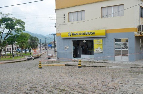 ladroes-explodem-caixa-eletronico-1 A agência e estabelecimentos vizinhos permaneceram toda manhã isolada até a liberação pelo Bope - Foto:Stéphanie Piava/LigadoNoSul/Silvana Lucas/Notisul