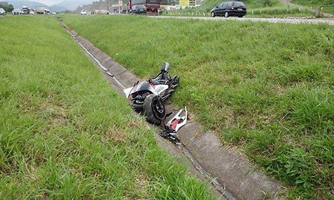 motociclista-morre-atropelado-1 Após o acidente de Marcio Duarte e Silva, uma carreta que se aproximava do local perdeu o controle e ficou com parte do veículo fora da pista - PRF-SC/Divulgação/Notisul