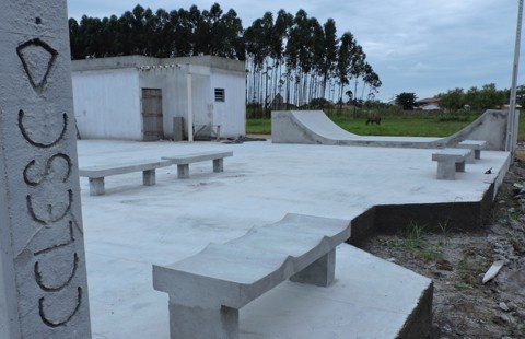 obra-segue-para-fase-final-1 Nos próximos dias será realizado o acabamento com revestimento em cimento nas laterais da pista - Foto:Divulgação/Notisul