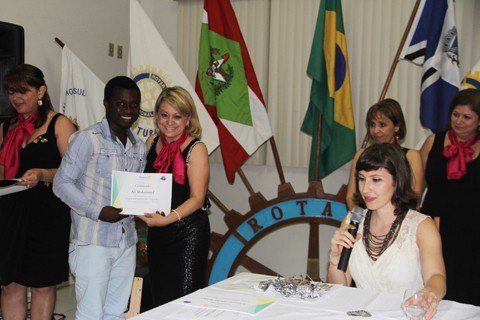 oito-estrangeiros-sao-diplomados-1 Durante a cerimônia os representantes do Rotary entregaram os certificados - Foto:Silvana Lucas/Notisul