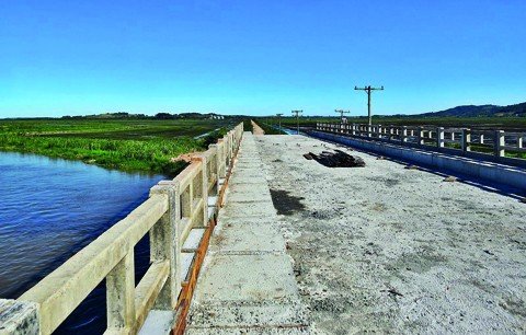 A última camada asfáltica na ponte poderá ser concluída depois de conclusa as cabeceiras  -  Foto:João Baiuka/Divulgação/Notisul