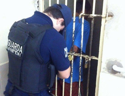 proprietario-de-banca-e-agredido-1 Após imobilizarem o agressor ele foi aprendido na delegacia - Foto: Ronaldo da Rosa Damazio/Prefeitura de Tubarão/Divulgação/Notisul