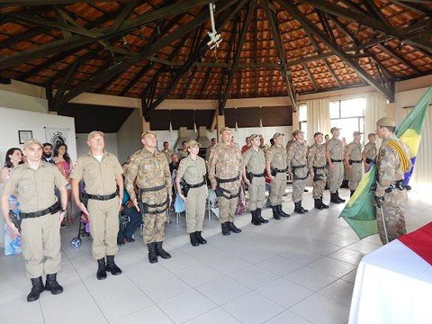 regiao-tera-12-novos-cabos-1 Doze novos cabos se formaram ontem, em uma cerimônia no 5º Batalhão de Polícia Militar. - Foto: PM de Tubarão/Divulgação/Notisul.