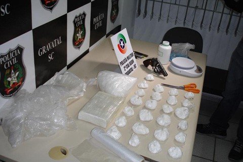 reu-e-condenado-a-15-anos-de-prisao-1 Durante as investigações os policiais encontraram a arma e o material usado para o tráfico - Foto:PC e Militar de Gravatal/Divulgação/Notisul