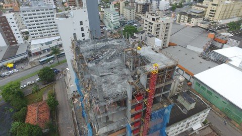 A laje, do oitavo andar do edifício em construção, desabou na terça-feira passada -  Foto:Drones Sul/Divulgação/Notisul