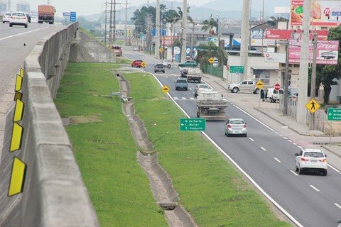 ruas-laterais-tem-nova-sinalizacao-1 Toda a modificação de tráfego nesse ponto das vias laterais é para indicar a mudança feita, iniciada como teste no mês de outubro. - Foto: Muriel Albonico/Dnit-SC/Divulgação/Notisul.