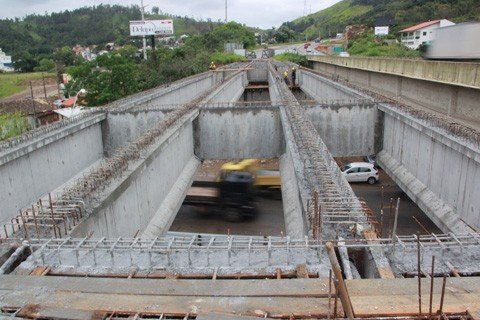 Na segunda-feira será feita a concretagem do quarto vão da ponte  sobre o Rio Tubarão  -  Foto:Muriel Albonico/Dnit-SC/Divulgação/Notisul 