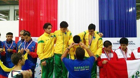 trio-conquista-medalhas-em-nivel-internacional-1 Marcos Antônio (E) conquistou quatro medalhas nas provas escolares em Assunção - Foto:CBDA/Divulgação/Notisul