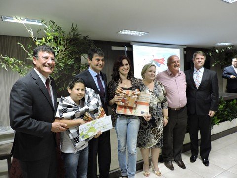 vencedores-recebem-premios-1 Gabriel foi um dos vencedores da etapa estadual que terá seu desenho estampado, com os demais ganhadores, no calendário 2016 da FCDL - Foto:JB Guedes/CDL/Divulgação/Notisul