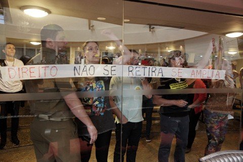 Os professores acompanharam a reunião nas galerias inferiores da Alesc  -  Foto:Eduardo Oliveira/Agência Alesc/Divulgação/Notisul