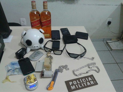 14-papelotes-de-cocaina-sao-apreendidos-1 Com os suspeitos, foram encontrados vários produtos de origem duvidosa, além de drogas e uma balança de precisão. - Foto: Polícia Militar de Garopaba/Divulgação/Notisul.