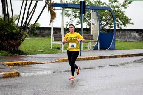 a-corrida-me-da-animo-todos-os-dias-1 Flávia tem o sonho de ir para a São Silvestre. Ela relata que consegue se superar a cada treino e tudo torna-se encantador. - Foto: KBS Assessoria/Divulgação/Notisul.