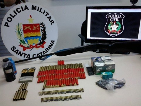 arma-de-fogo-e-municoes-1 Em uma residência rural, os policiais encontraram uma arma de fogo com mais de 100 munições e cartuchos - Foto:PC de Grão Pará/Divulgação/Notisul