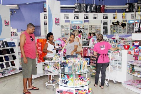 as-estrategias-para-driblar-a-crise-1 O gerente da Papelaria Marielle orienta aos pais para não deixarem as compras para os últimos dias. - Foto: Jailson Vieira/Notisul.