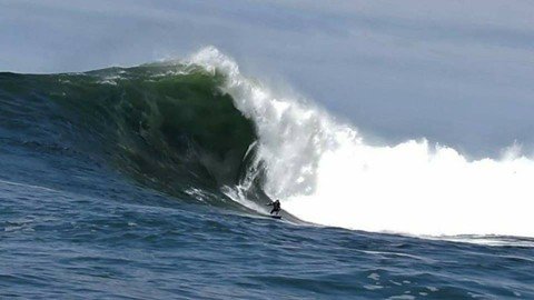 atleta-da-regiao-desbravara-as-ondas-de-nazare-1 O projeto de surfar em Nazaré, em Portugal, é planejado há alguns anos por Thiago. - Foto: Arquivo pessoal/Divulgação/Notisul.