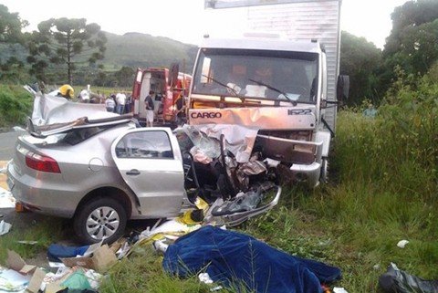 caminhoneiro-da-regiao-estava-na-colisao-1 A colisão entre o caminhão com placas de Tubarão e o Voyage de Lages resultou na morte dos ocupantes do carro. - Foto: Polícia Militar Rodoviária de Lages/Divulgação/Notisul.