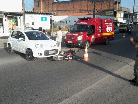 carro-e-motocicleta-colidem-na-avenida-1 Os dois condutores colidiram no início da manhã, próximo da linha férrea, no centro de Jaguaruna. - Foto: Bombeiros voluntários de Jaguaruna/Divulgação/Notisul.