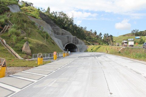 As obras no Túnel do Morro do Formigão começaram em setembro de 2012 com previsão inicial de acabar em fevereiro deste ano - Foto:Divulgação/Notisul