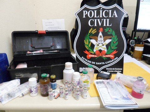 Os policiais apreenderam uma maleta com vários equipamentos e medicamentos veterinários. - Foto: DCFR de Tubarão/Divulgação/Notisul.