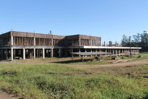faltam-investimentos-para-concluir-a-obra-1 Este ano, está prevista somente a conclusão da parte estrutural da obra, como a colocação de lajes e vigas. - Foto: Hospital Santa Teresinha/Divulgação/Notisul.
