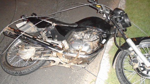 fiacao-eletrica-atinge-motociclista-1 Um morador levou o motociclista à unidade hospitalar e outros acionaram a PM. - Foto: Polícia Militar de Orleans/Divulgação/Notisul.